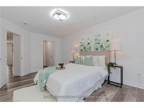 3485 4Th Line, Oak Heights, ON - Indoor Photo Showing Bedroom