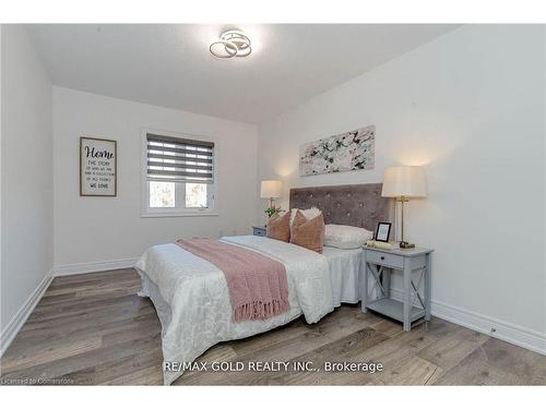 3485 4Th Line, Oak Heights, ON - Indoor Photo Showing Bedroom