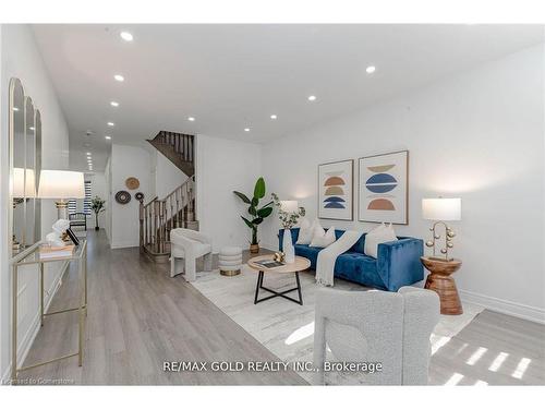 3485 4Th Line, Oak Heights, ON - Indoor Photo Showing Living Room