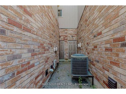 3485 4Th Line, Oak Heights, ON - Indoor Photo Showing Other Room