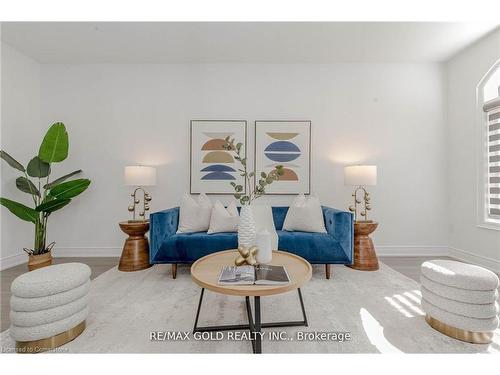 3485 Fourth Line, Oak Heights, ON - Indoor Photo Showing Living Room