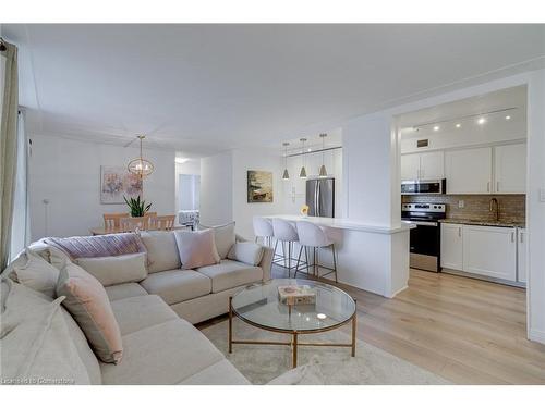 209-975 Warwick Court, Burlington, ON - Indoor Photo Showing Living Room