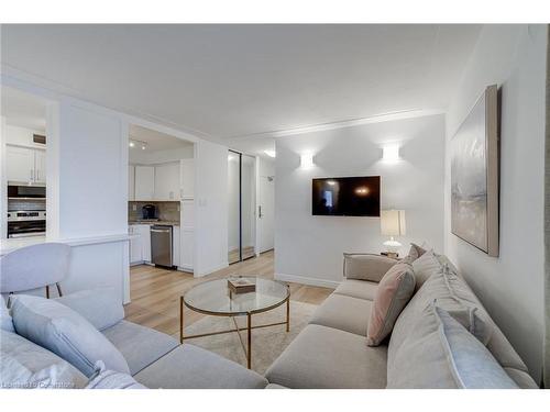 209-975 Warwick Court, Burlington, ON - Indoor Photo Showing Living Room