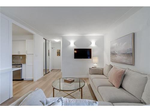 209-975 Warwick Court, Burlington, ON - Indoor Photo Showing Living Room