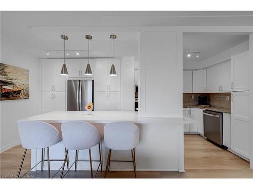 209-975 Warwick Court, Burlington, ON - Indoor Photo Showing Kitchen With Upgraded Kitchen