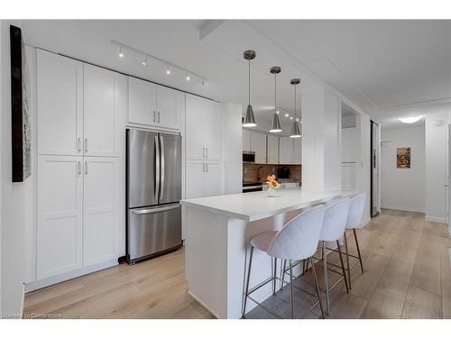 209-975 Warwick Court, Burlington, ON - Indoor Photo Showing Kitchen With Upgraded Kitchen