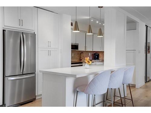 209-975 Warwick Court, Burlington, ON - Indoor Photo Showing Kitchen With Upgraded Kitchen