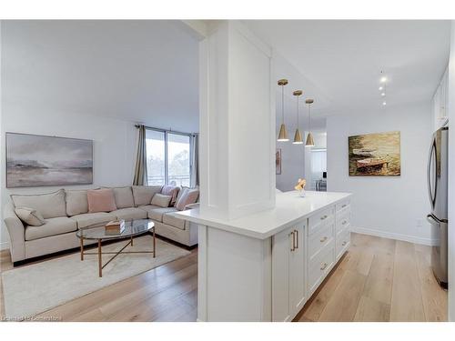 209-975 Warwick Court, Burlington, ON - Indoor Photo Showing Living Room