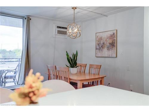 209-975 Warwick Court, Burlington, ON - Indoor Photo Showing Dining Room