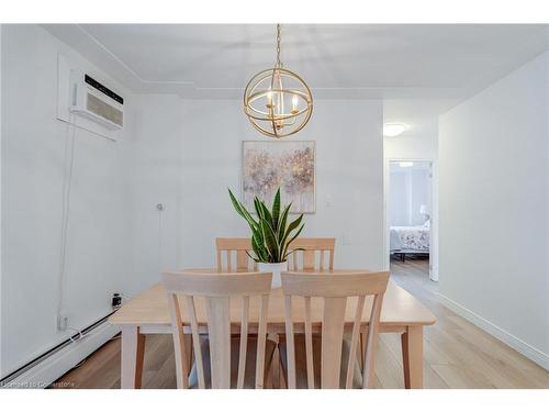 209-975 Warwick Court, Burlington, ON - Indoor Photo Showing Dining Room