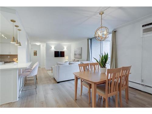 209-975 Warwick Court, Burlington, ON - Indoor Photo Showing Dining Room