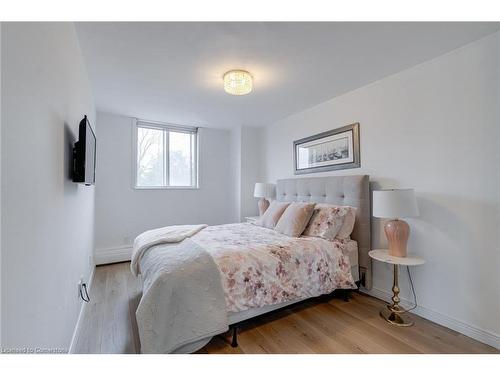 209-975 Warwick Court, Burlington, ON - Indoor Photo Showing Bedroom