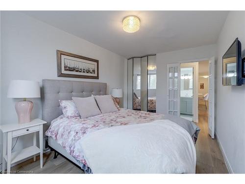 209-975 Warwick Court, Burlington, ON - Indoor Photo Showing Bedroom