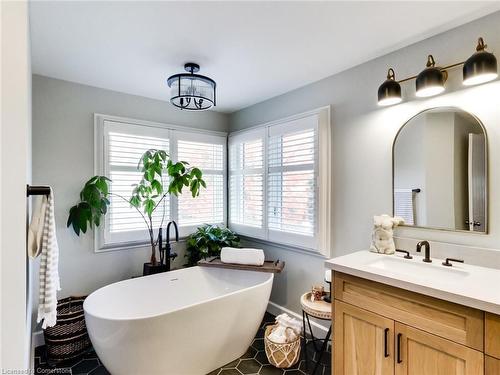 2051 Deer Run Avenue, Burlington, ON - Indoor Photo Showing Bathroom