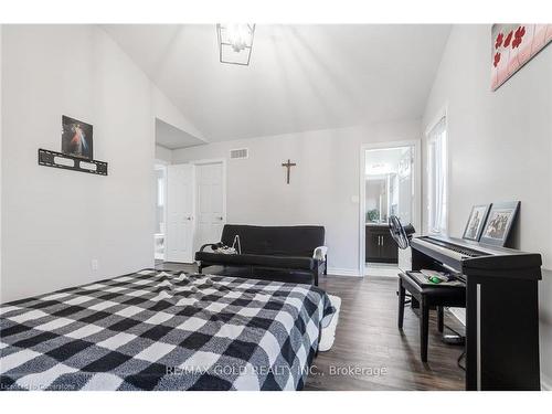 712 Blackacres Boulevard, London, ON - Indoor Photo Showing Bedroom