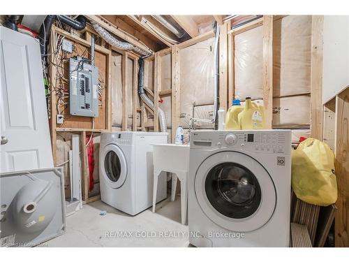 712 Blackacres Boulevard, London, ON - Indoor Photo Showing Laundry Room