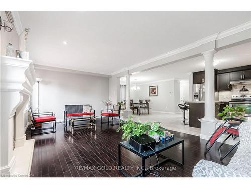 712 Blackacres Boulevard, London, ON - Indoor Photo Showing Living Room