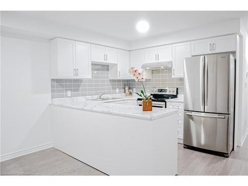 29 Parkside Crescent, Angus, ON - Indoor Photo Showing Kitchen