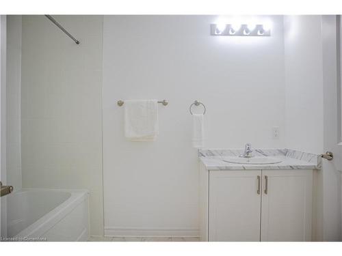 29 Parkside Crescent, Angus, ON - Indoor Photo Showing Bathroom