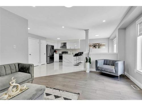 92 Pebblecreek Drive, Kitchener, ON - Indoor Photo Showing Living Room