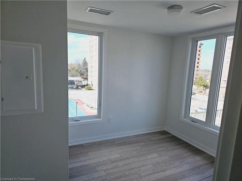 411-3401 Ridgeway Drive, Mississauga, ON - Indoor Photo Showing Other Room