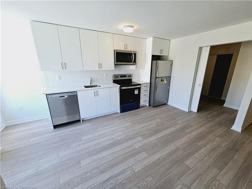 411-3401 Ridgeway Drive, Mississauga, ON - Indoor Photo Showing Kitchen