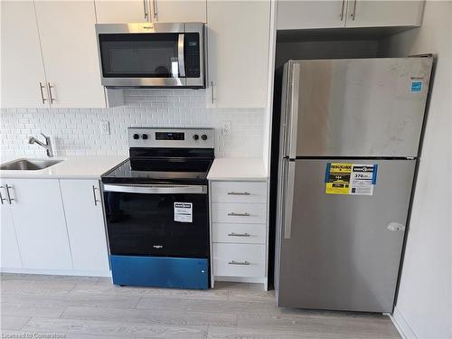 411-3401 Ridgeway Drive, Mississauga, ON - Indoor Photo Showing Kitchen