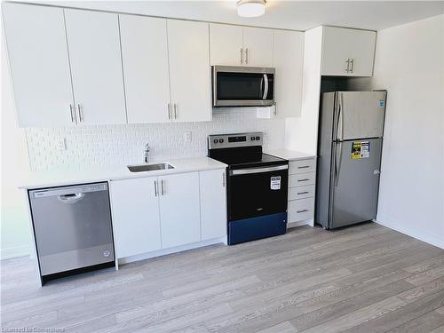 411-3401 Ridgeway Drive, Mississauga, ON - Indoor Photo Showing Kitchen