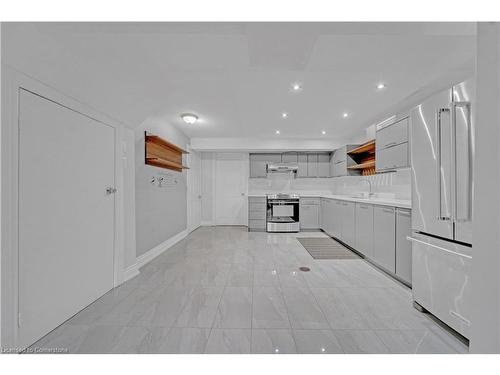 147 Whitwell Drive, Brampton, ON - Indoor Photo Showing Kitchen