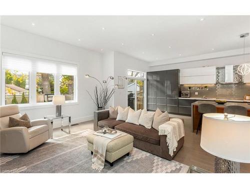 16B Benson Avenue, Mississauga, ON - Indoor Photo Showing Living Room