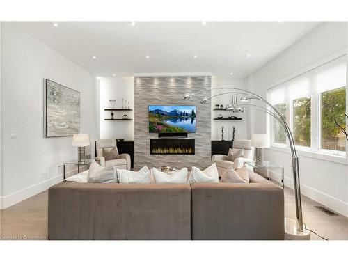 16B Benson Avenue, Mississauga, ON - Indoor Photo Showing Living Room