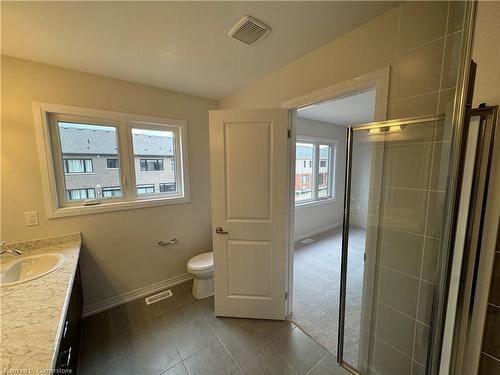 09-15 Blacklock Street Street, Cambridge, ON - Indoor Photo Showing Bathroom