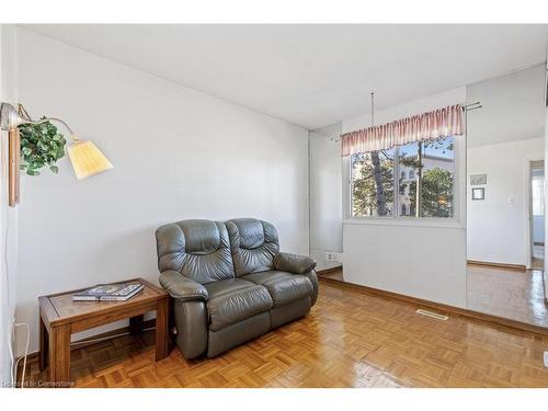 44-6650 Falconer Drive, Mississauga, ON - Indoor Photo Showing Living Room