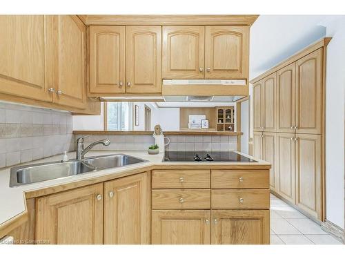 817 Damien Way, Mississauga, ON - Indoor Photo Showing Kitchen With Double Sink