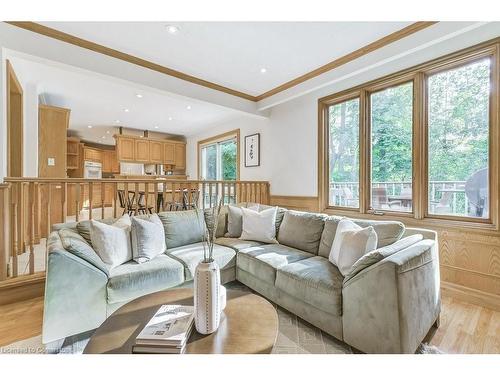 817 Damien Way, Mississauga, ON - Indoor Photo Showing Living Room