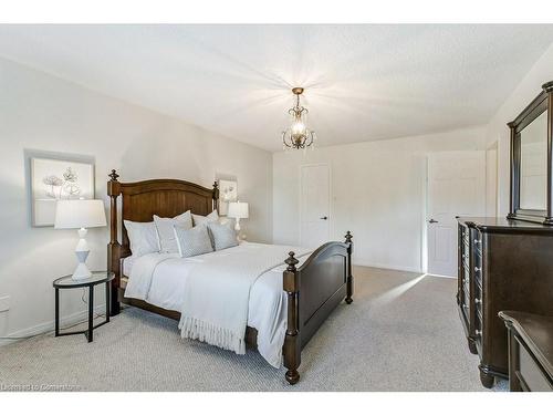 817 Damien Way, Mississauga, ON - Indoor Photo Showing Bedroom