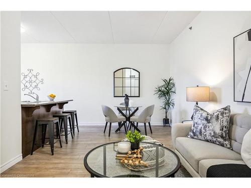 110-1440 Gordon Street, Guelph, ON - Indoor Photo Showing Living Room