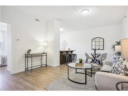 110-1440 Gordon Street, Guelph, ON - Indoor Photo Showing Living Room