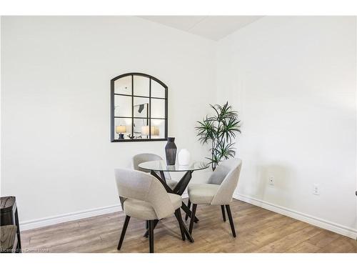 110-1440 Gordon Street, Guelph, ON - Indoor Photo Showing Dining Room