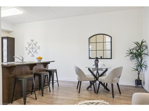 110-1440 Gordon Street, Guelph, ON - Indoor Photo Showing Dining Room