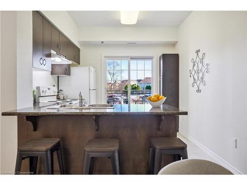 110-1440 Gordon Street, Guelph, ON - Indoor Photo Showing Kitchen