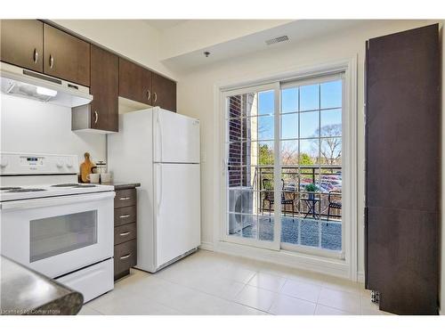 110-1440 Gordon Street, Guelph, ON - Indoor Photo Showing Kitchen