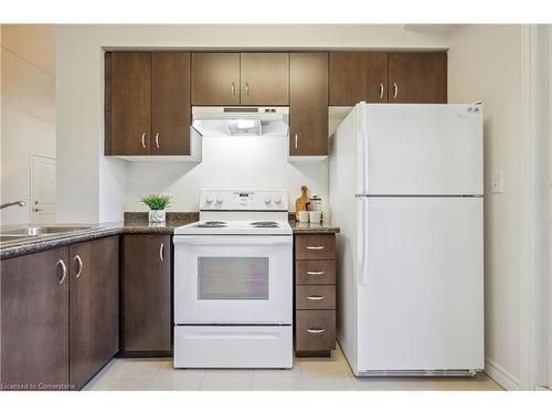 110-1440 Gordon Street, Guelph, ON - Indoor Photo Showing Kitchen