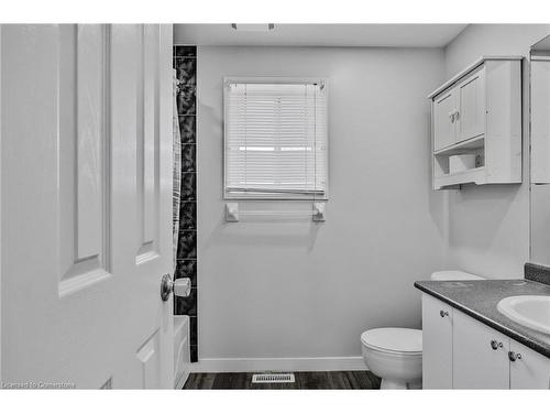 22 Weymouth Road, Barrie, ON - Indoor Photo Showing Bathroom