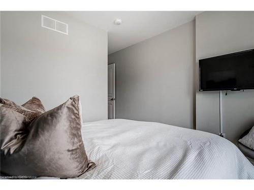 55-7768 Ascot Circle, Niagara Falls, ON - Indoor Photo Showing Bedroom