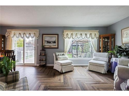 794 Laurier Avenue, Milton, ON - Indoor Photo Showing Living Room