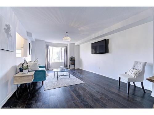 26-151 Green Road S, Stoney Creek, ON - Indoor Photo Showing Living Room