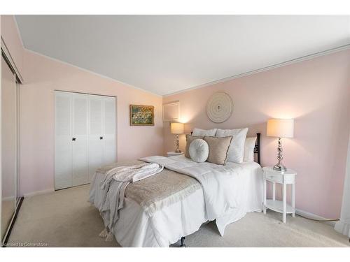 118 West 19Th Street, Hamilton, ON - Indoor Photo Showing Bedroom