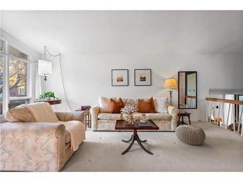 118 West 19Th Street, Hamilton, ON - Indoor Photo Showing Living Room