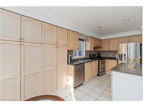 7174 Frontier Ridge, Mississauga, ON - Indoor Photo Showing Kitchen With Double Sink